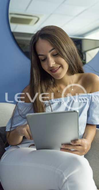 https://www.levelnet.cl/wp-content/uploads/2025/06/mujer-levelnet-internet.jpg